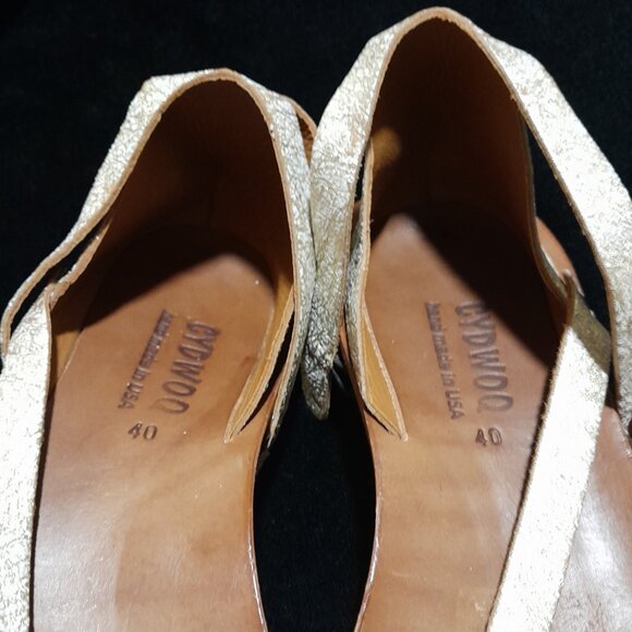 SOLD🟠🟠🟠🟠🟠🟠CYDWOQ Tomcat Sandal Metallic Gold White  SZ40 (9) Preowned - Picture 8 of 12